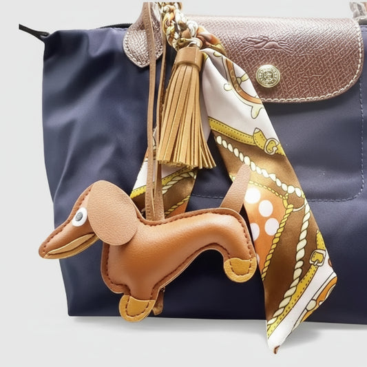 Porte-clés chien en forme de teckel pour sac à main élégant avec un foulard coloré