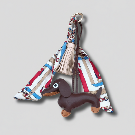 Porte-clés chien en cuir avec un foulard coloré et une frange tendance pour accessoiriser vos clés