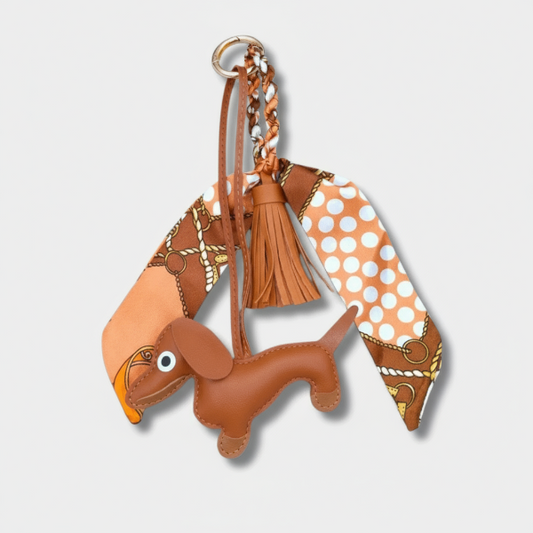 Porte-clés chien en cuir brun avec un pompon et un foulard coloré pour les amoureux des animaux