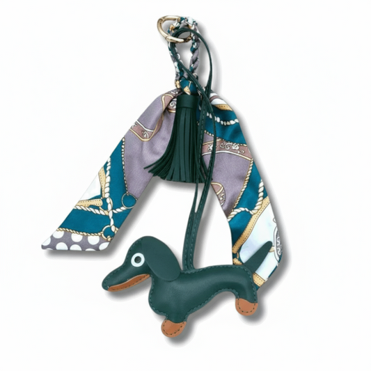 Porte-clés chien en cuir avec un design de teckel et un joli foulard en soie