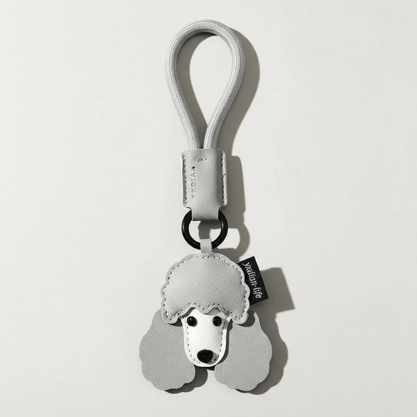 Porte-clés chien en cuir gris représentant un caniche avec boucle ronde noire par Oscar et Plume