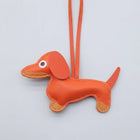 Porte-clés teckel cuir orange avec détails en cuir beige, idéal pour les amoureux des chiens