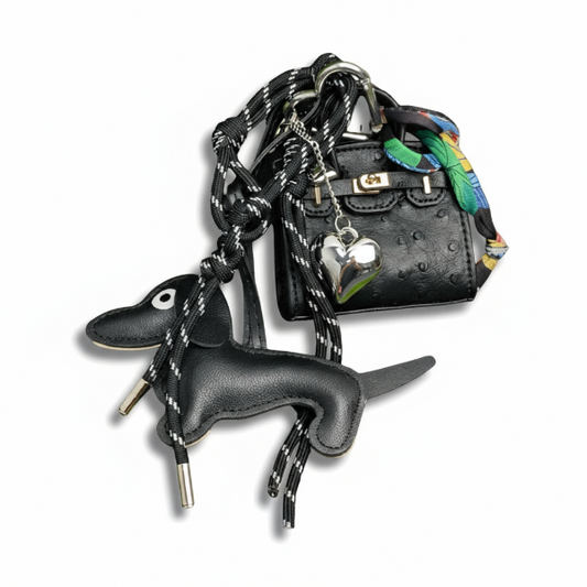 Porte-clés teckel en cuir noir avec accessoires colorés et cœur en métal pour un style amusant