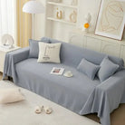 Protection canapé chien chat Oscar et Plume housse grise couvrant entièrement le canapé moderne