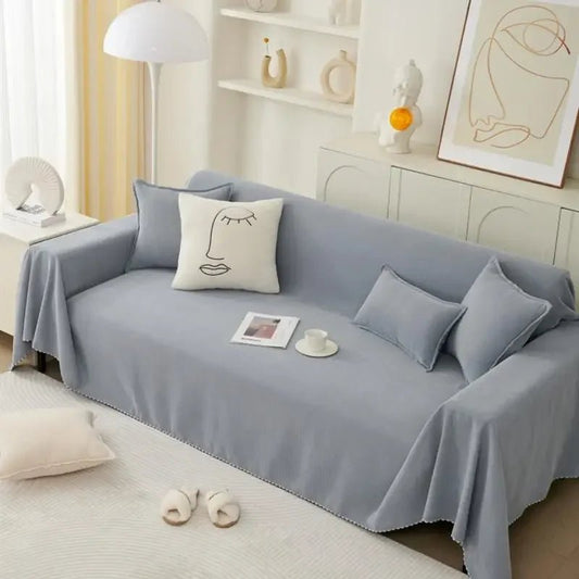 Protection canapé chien chat Oscar et Plume housse grise couvrant entièrement le canapé moderne