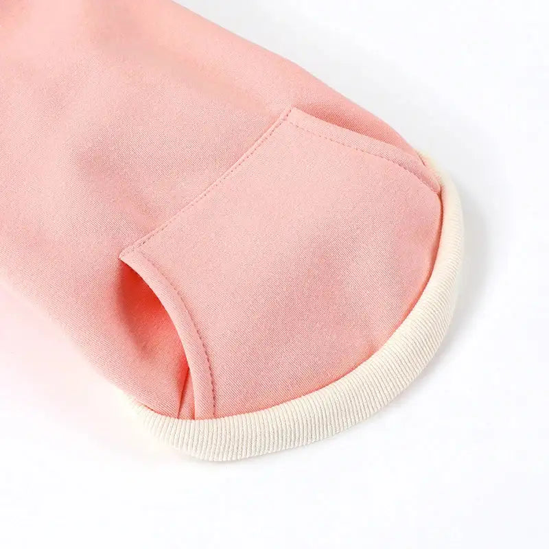 Pull capuche pour lévrier rose avec poche avant et bordure blanche de la marque Oscar et Plume