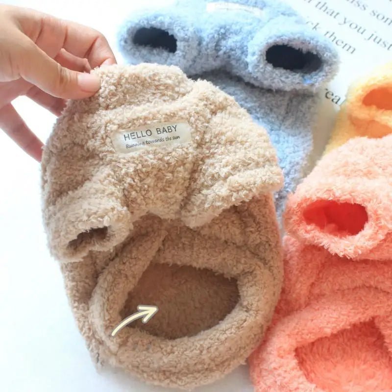 Pull chaud pour chien en matière peluche beige signé Oscar et Plume avec ouverture pour les pattes