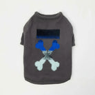 Pull chaud pour chien gris avec motif croisé de pattes colorées pour garder votre animal au chaud