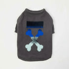 Pull chaud pour chien gris avec motif croisé de pattes colorées pour garder votre animal au chaud