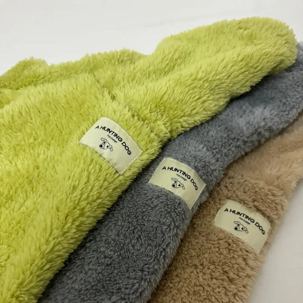 Pull chaud pour lévrier en tissu doux et pelucheux en jaune, gris et beige par Oscar et Plume