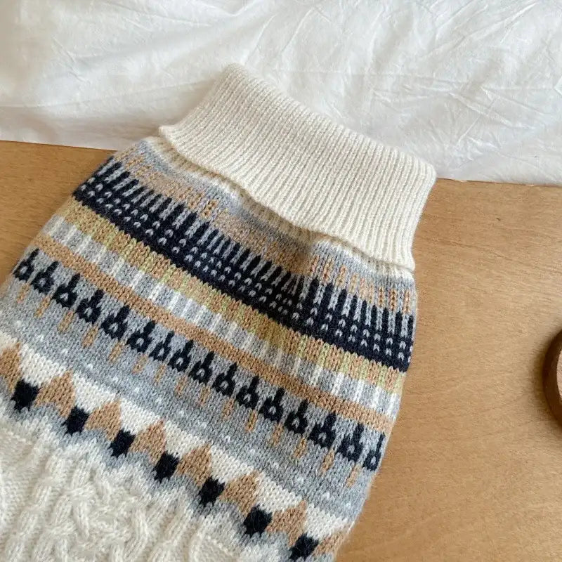 Pull col roulé pour chien en tricot avec motifs géométriques et couleurs douces