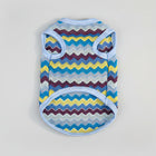Pull léger pour chien à motifs zigzag colorés avec des tons de bleu, jaune et violet