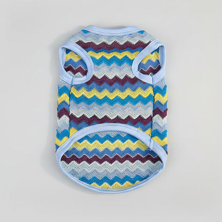 Pull léger pour chien à motifs zigzag colorés avec des tons de bleu, jaune et violet