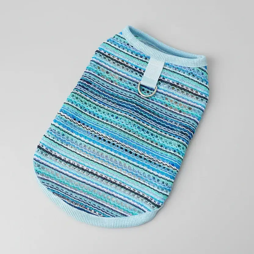 Pull léger pour chien en bleu avec un motif à rayures pour le confort estival
