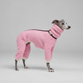 Cargar la imagen en la vista de la galería, Pull polaire pour lévrier en rose avec col montant et manches longues pour le confort des chiens

