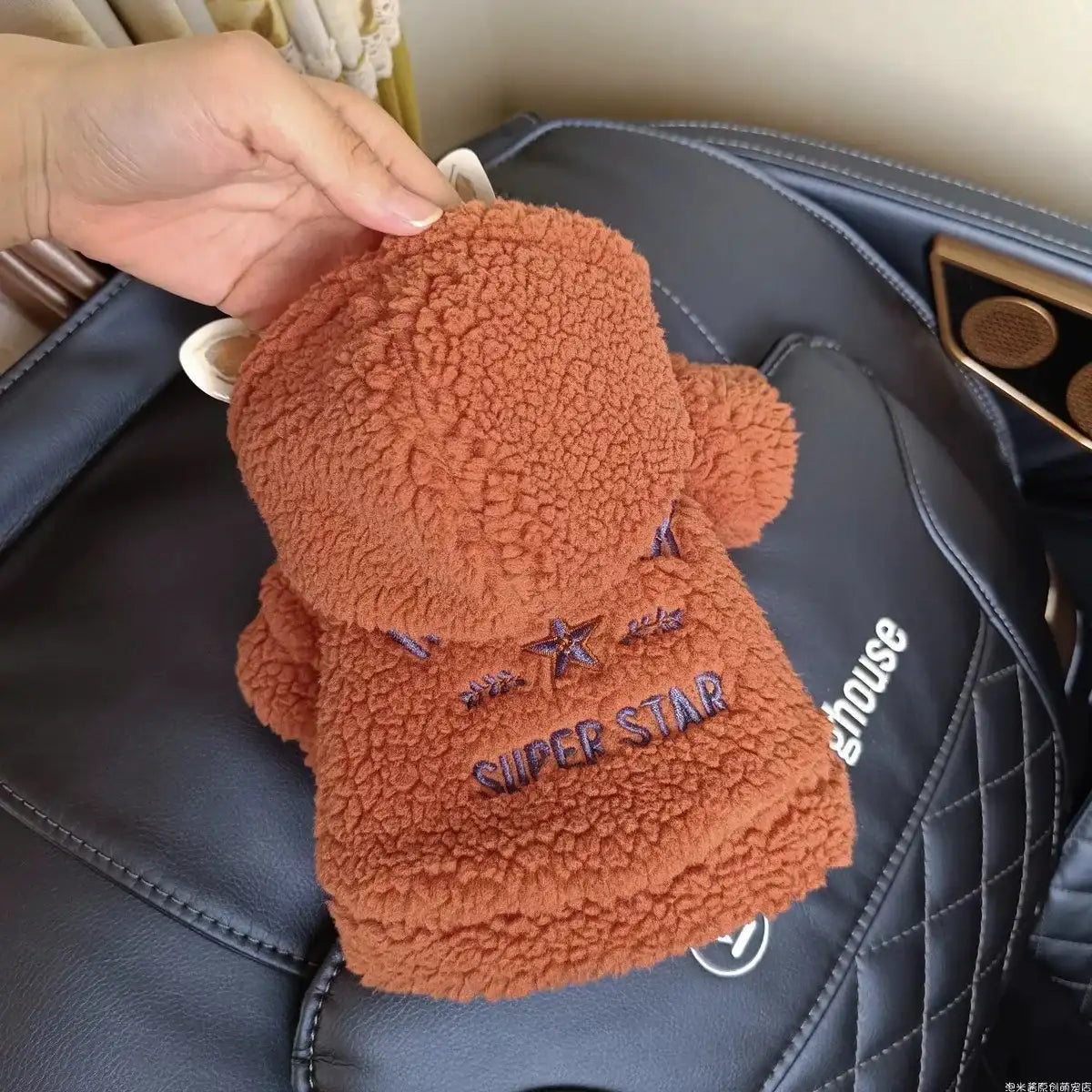 Pull polaire pour teckel en marron avec broderie SUPER STAR, parfait pour garder votre chien au chaud