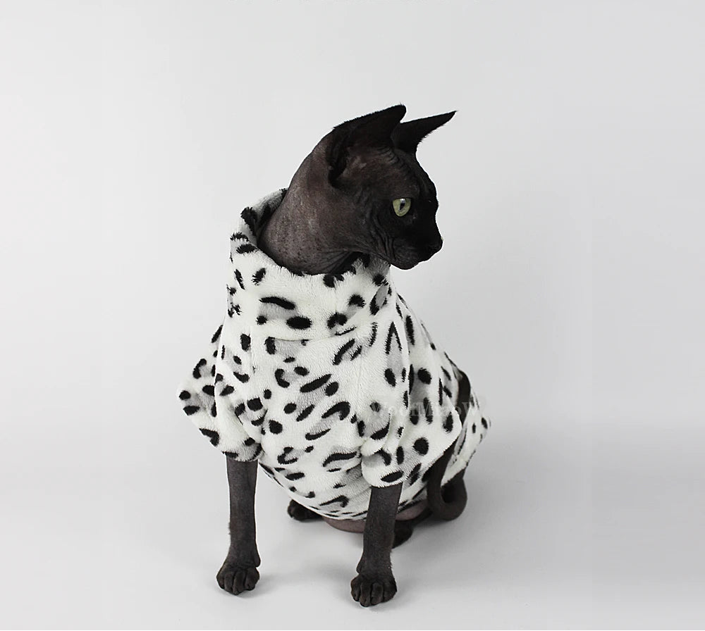 Pull pour chat en polaire noir et blanc avec un motif tacheté pour le confort des félins