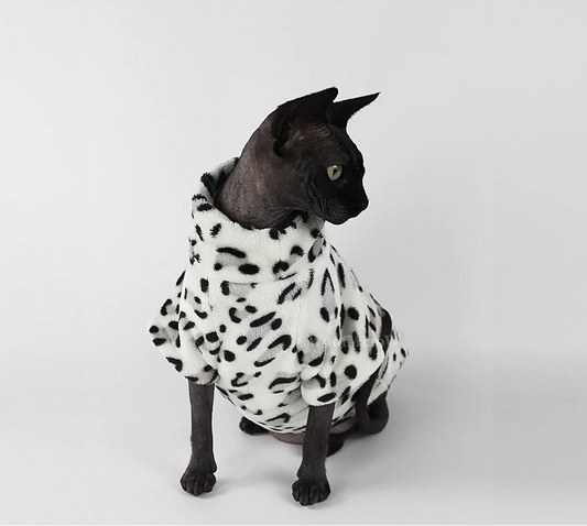 Pull pour chat en polaire noir et blanc avec un motif tacheté pour le confort des félins