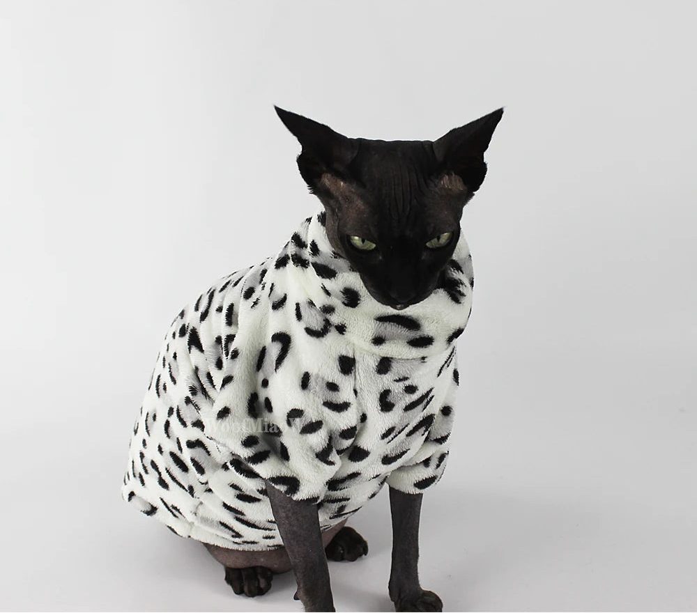Pull pour chat en peluche blanche avec motifs tachetés pour garder votre animal au chaud