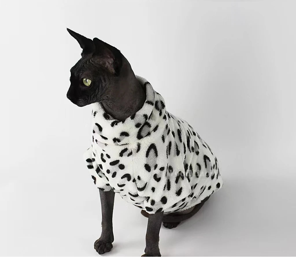 Pull pour chat en fausse fourrure blanche avec motifs noirs pour garder votre animal au chaud