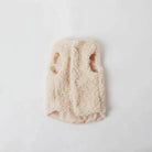 Pull pour teckel doux en fausse fourrure couleur beige avec boutons pour un style élégant