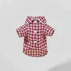 Pyjama pour chien teckel à carreaux rouges avec col et nœud papillon élégant