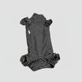 Cargar la imagen en la vista de la galería, Pyjama pour teckel confortable à rayures noires et blanches, idéal pour les nuits douillettes
