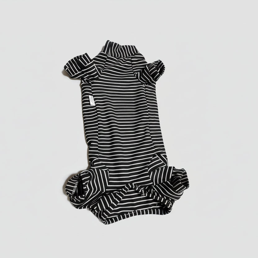 Pyjama pour teckel confortable à rayures noires et blanches, idéal pour les nuits douillettes