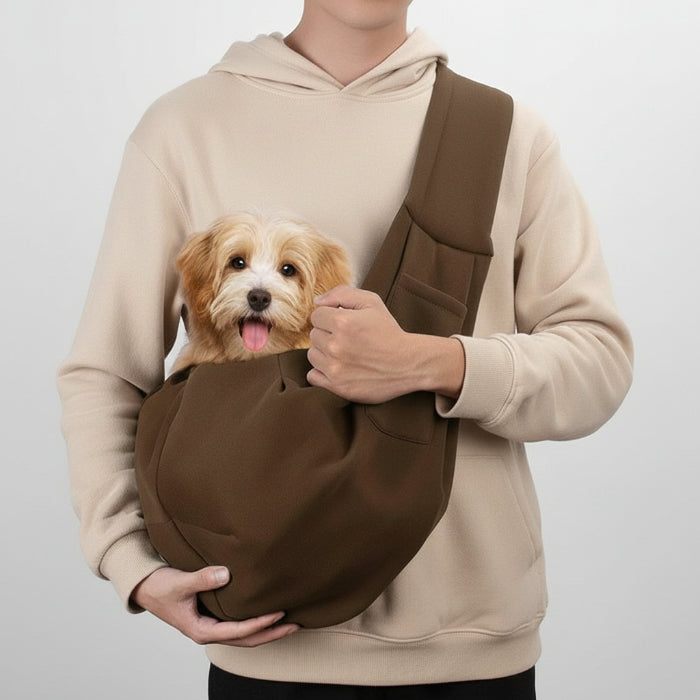 Sac bandoulière pour petit chien en marron, porté par un homme avec un chien à l'intérieur