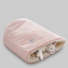 Sac de couchage chat velours rose avec intérieur douillet et chat blanc endormi dedans
