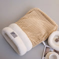 Load image into Gallery viewer, Sac de couchage chaud pour chat en peluche beige et douillet pour le confort des animaux
