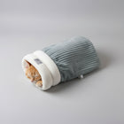 Sac de couchage chaud pour chat en tissu doux avec un rebord pelucheux, parfait pour le confort des félins