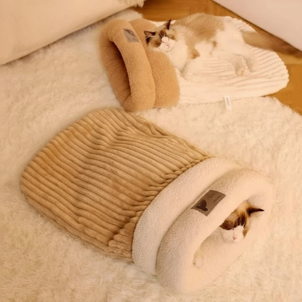Sac de couchage chaud pour chat en beige et crème, parfait pour le confort des félins