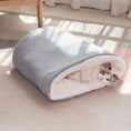 Load image into Gallery viewer, Sac de couchage pour chat façon polaire Oscar et Plume Gris / 32x40cm
