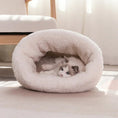 Load image into Gallery viewer, Sac de couchage pour chat façon polaire Oscar et Plume Violet / 32x40cm
