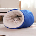 Load image into Gallery viewer, Sac de couchage pour chat façon polaire Oscar et Plume Bleu / 32x40cm
