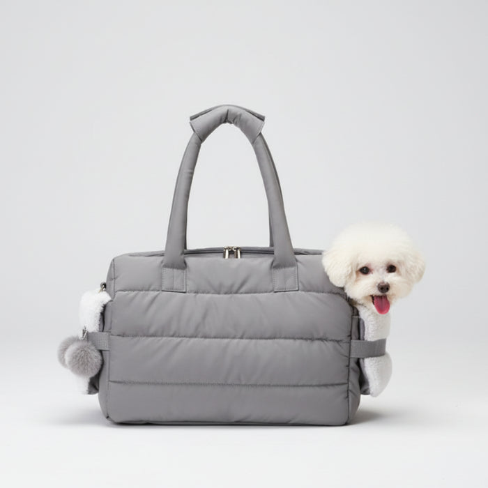 Sac de transport chaud pour petit chien gris avec poignées et chien mignon qui regarde dehors