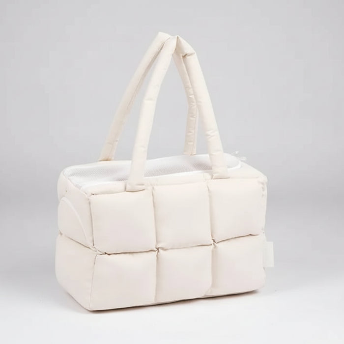 Sac de transport moelleux pour chien en beige, idéal pour des sorties confortables avec votre animal.