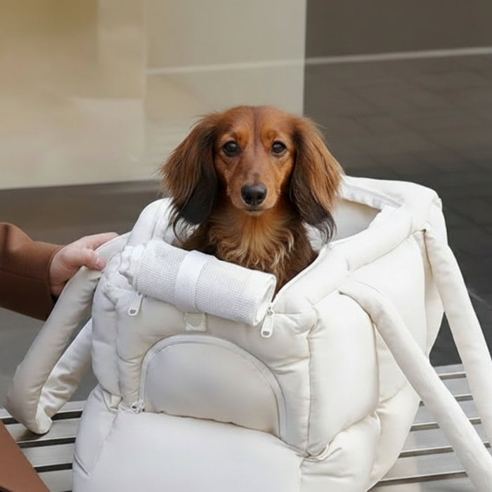 Sac de transport moelleux pour chien en blanc avec un chien assis à l'intérieur