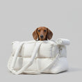 Charger l'image dans la visionneuse de la galerie, Chien dans un sac de transport moelleux pour chien, conçu pour le confort et la sécurité des animaux

