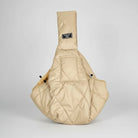 Sac de transport pour petit chien en tissu matelassé beige, idéal pour le confort et la sécurité
