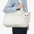 Charger l'image dans la visionneuse de la galerie, Sac de transport pour petit chien et chat en peluche blanche avec une bandoulière douce
