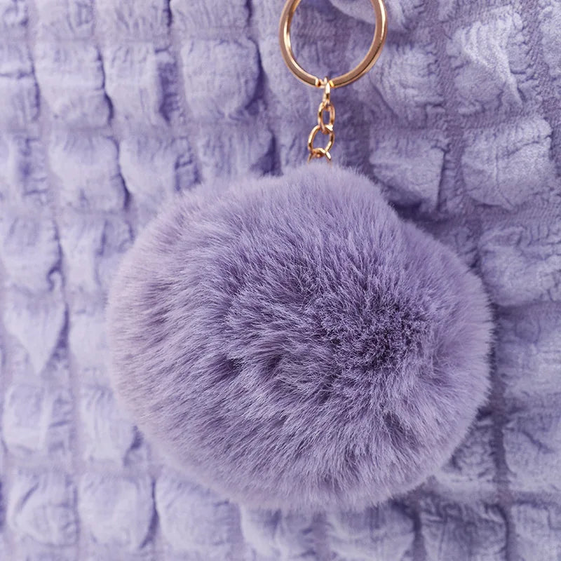 Détail du sac de transport pour petit chien et chat avec un pompon en fourrure douce lavande