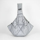 Sac de transport pour petit chien en gris avec un design rembourré et confortable.