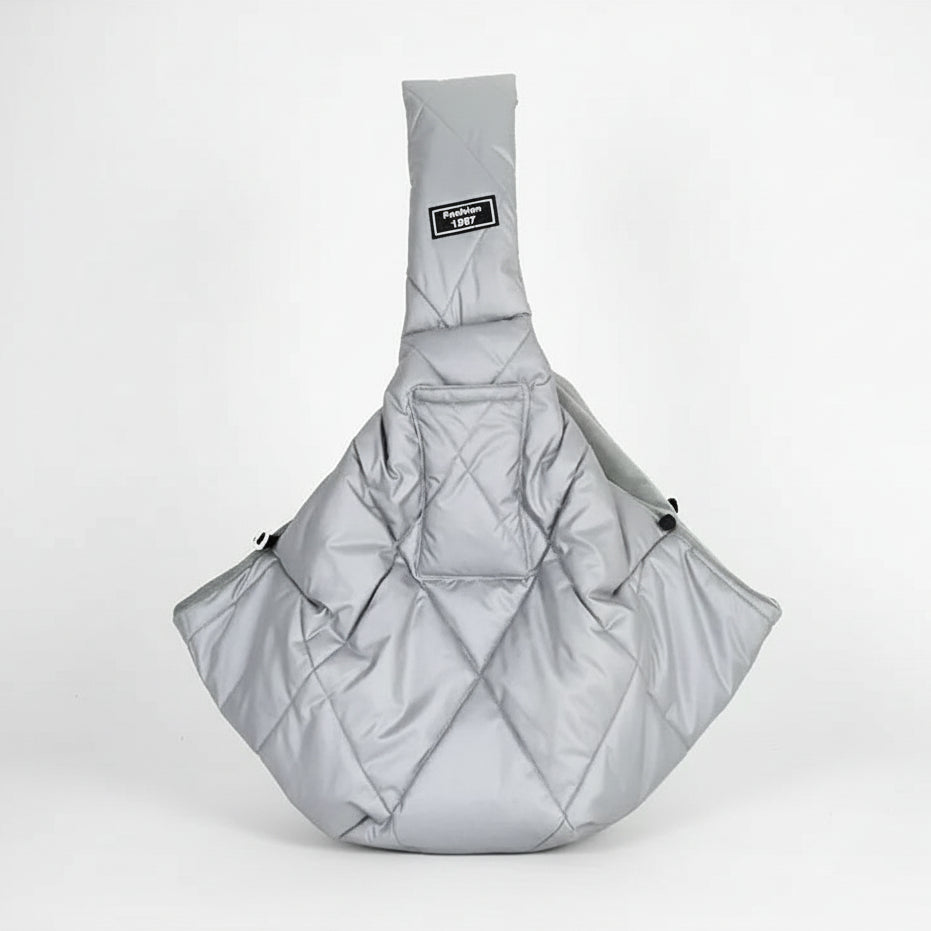 Sac de transport pour petit chien en gris avec un design rembourré et confortable.