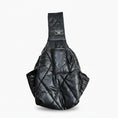 Charger l'image dans la visionneuse de la galerie, Sac de transport pour petit chien noir avec design en cuir matelassé par Oscar et Plume
