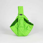 Sac de transport pour petit chien en vert vif avec poches pratiques et design moderne