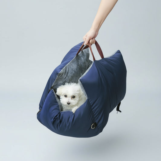 Sac de transport voiture pour chien bleu marine avec poignée en cuir et petit chien blanc à l'intérieur