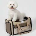Charger l'image dans la visionneuse de la galerie, Oscar et Plume sac de voyage pour chien et chat beige avec ouverture sur le dessus et poignées résistantes
