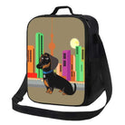 Sac isotherme design chien avec illustration de chien noir devant une ville colorée signé Oscar et Plume
